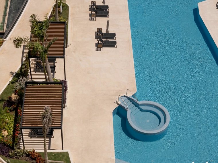 Valle Aurora: piscina y jardines del complejo